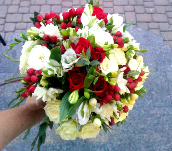 Свадебный букет красно-белый из кустовых роз